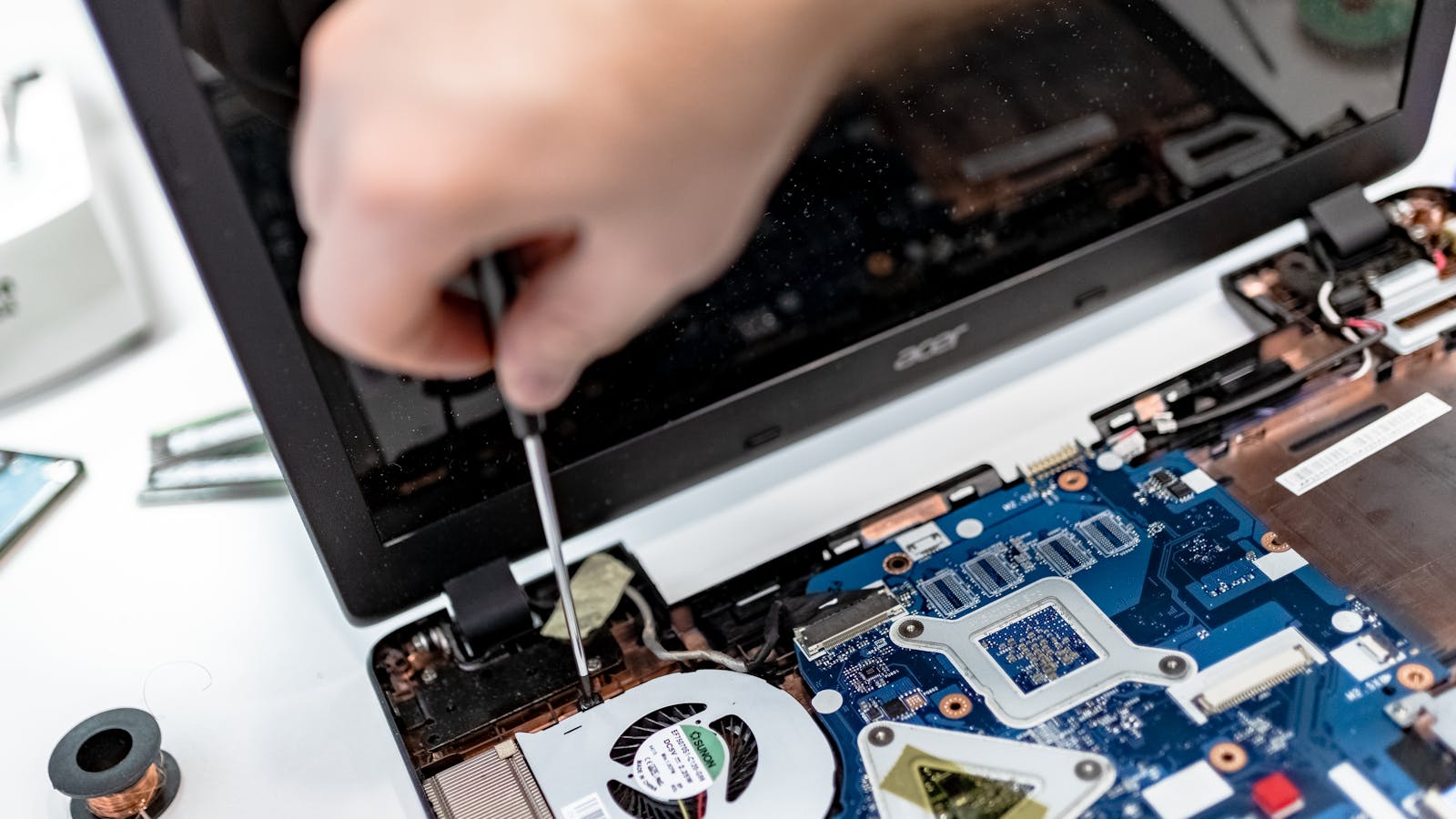 ノートパソコンを修理する技術者